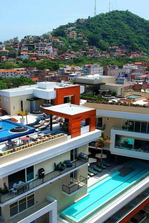 Condominio con alberca en la azotea y el cerro de Puerto Vallarta detrás